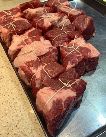 画像: 「牛肉の赤ワイン煮“ブラザート”」の調理風景。ていねいに仕込まれ、贅沢な味わいに仕上がります