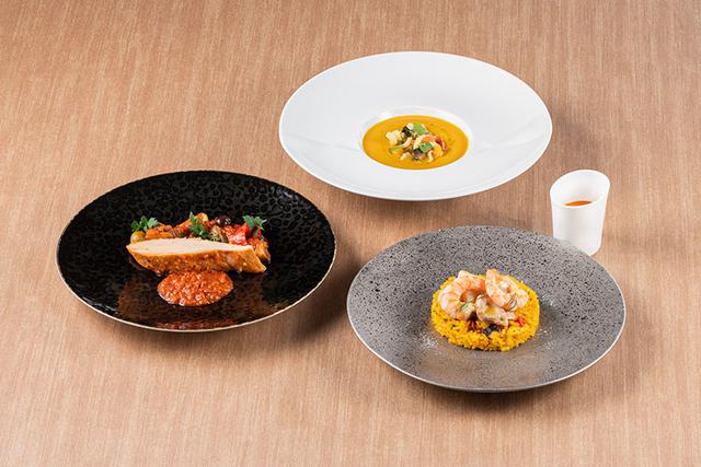 画像: 「リカバリーコース」 のメニューは、「彩り野菜を浮かべたクリーミーミネストローネ サフランとライムの香りを忍ばせて」「シーフードリゾット バレンシア風“アロス・メロッソ”」「鶏むね肉とダッテリーノトマト、パプリカの煮込み スペイン風“チリンドロン”」