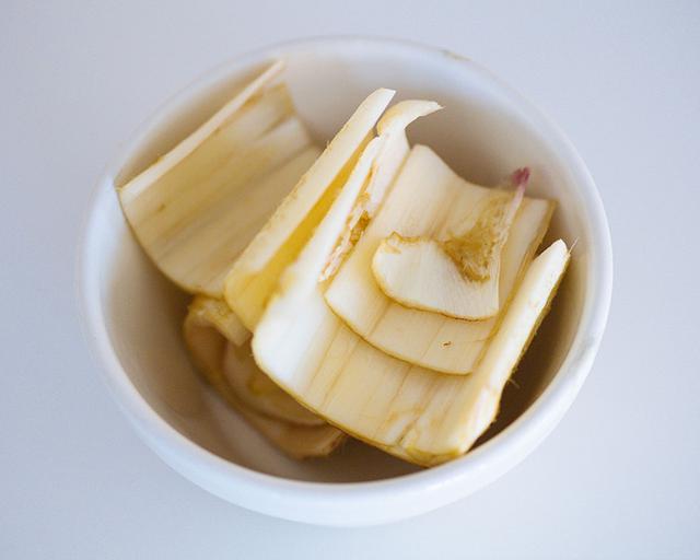 画像: うどの皮は、炒め物やきんぴらに使うので取りおく