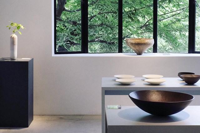 画像: 手前の大きなボウルは、革作家、上治良充さんの作品。牛の革を重ね、樹脂で硬化させ成形したもので、入れものなどとして使えば、インテリアを素敵に演出してくれます