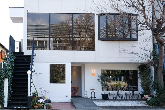 画像: お店は建物の2階部分。月に1回ほどのペースで、作家さんの個展が開かれています