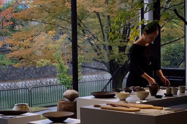 画像: 扱うお茶は10種類ほど。「農薬を使うのにも理由があるので、必ずしも無農薬ではありませんが、生産者さんや環境のことを考えて、できるだけ農薬を使っていないものから選んでいます」と里恵さん