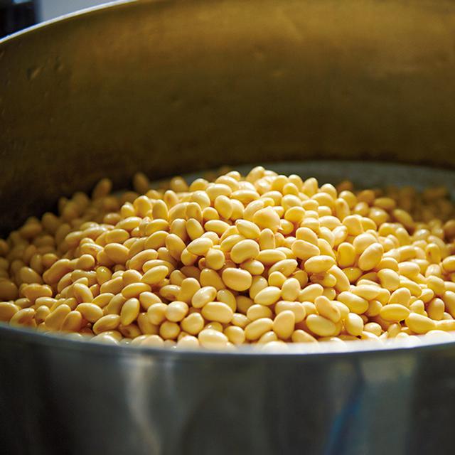 画像: 原料の大豆は国産100%。「フクユタカ」と「とよまさり」を使用