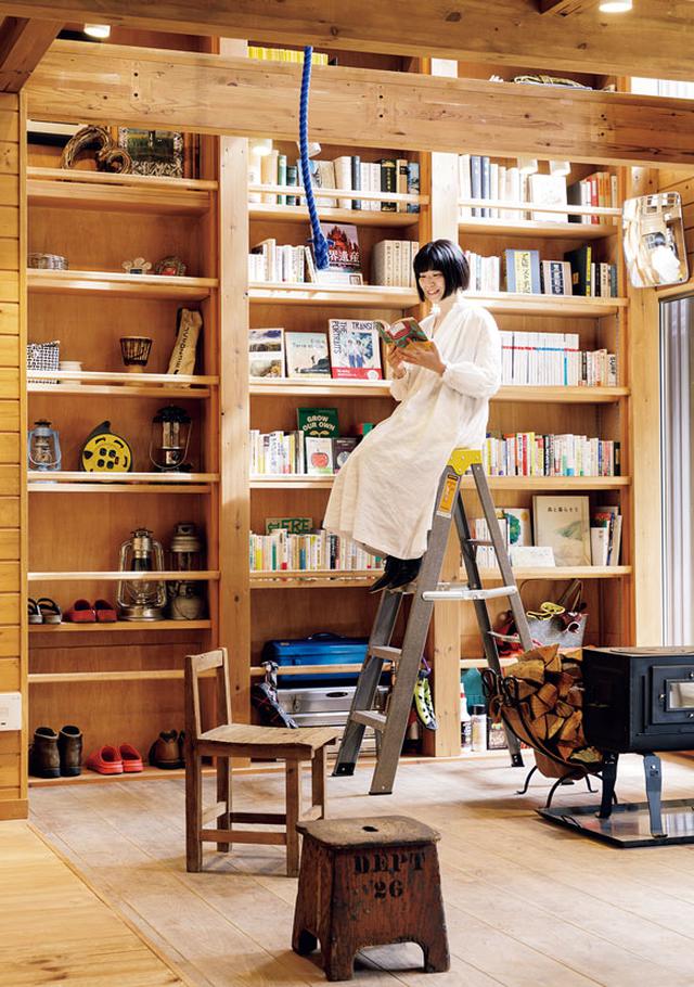 画像: 吹き抜けの書棚には登山の本がずらり。「山好きの友達の家に遊びにきたみたい!」