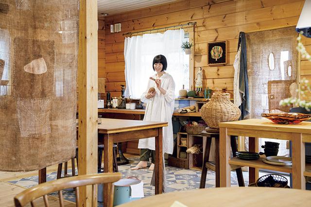 画像: キッチン横の壁に取り付けられた長いカウンターに感心。「裁縫をしてもいいし、パソコンを広げてもいい。使い方を限定しないほうが、暮らしのイマジネーションが膨らみます」
