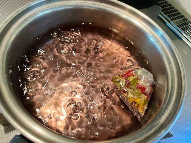 画像: ハーブを煎じる