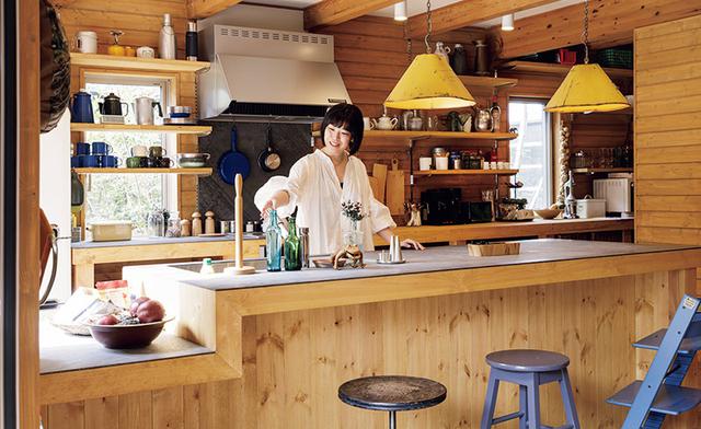 画像: アクセスしやすいオープンなつくりのキッチン。家族だけでなく訪れた人たちも気兼ねなく出入りできます
