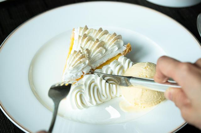 画像1: パイ、レモン、メレンゲが三位一体となった味わいの〈レモンパイ〉