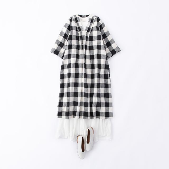 画像: チェックのワンピース 31,900円/ロワズィール 下に着たTシャツ 6,930円/コンジュ ペイエ アデュー トリステス そのほか、スタイリスト私物