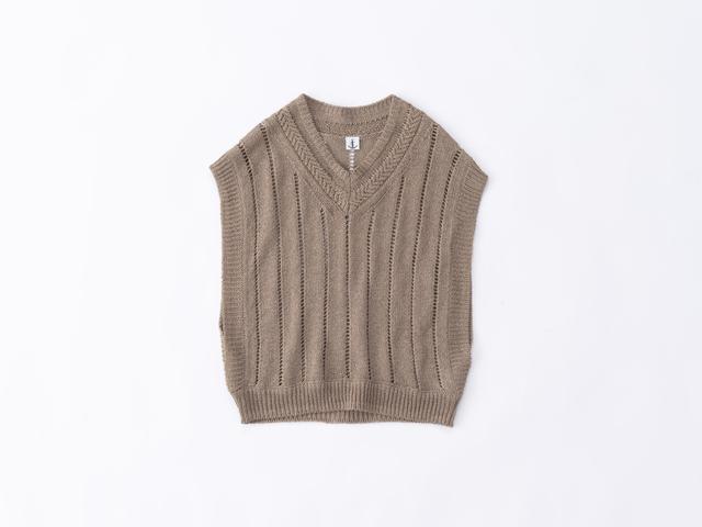 画像: Vネックのニットベスト 19,800円/ロワズィール