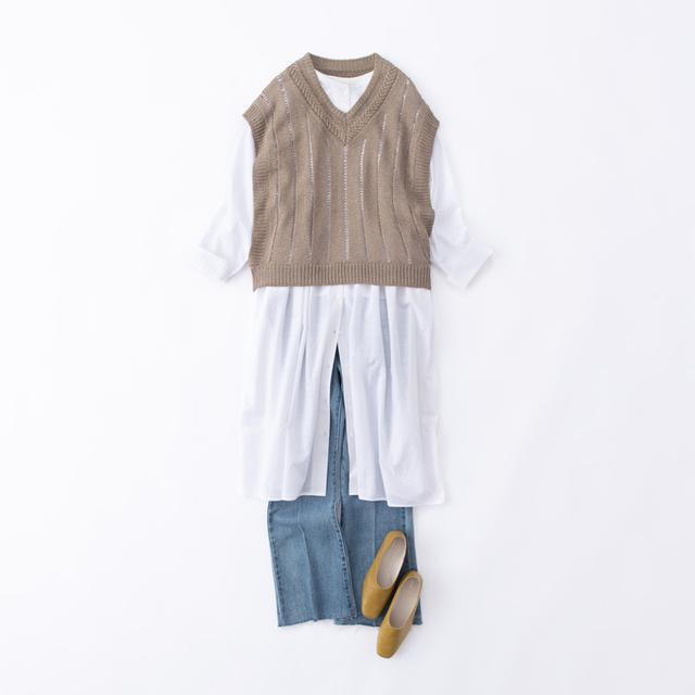 画像: Vネックのニットベスト 19,800円/ロワズィール ワンピース 17,600円/コンジュ ペイエ アデュー トリステス フラットシューズ 19,800円/アデュー トリステス デニムパンツ/スタイリスト私物