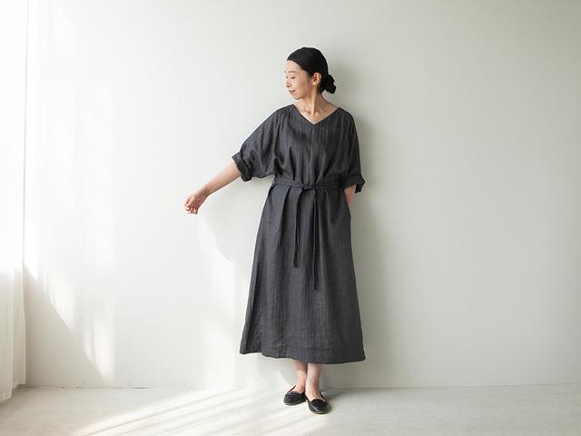 画像: 第10回 誌上マルシェ 『天然生活』× 板倉直子 「HAND ROOM WOMEN’S」のヘリンボーンリネンワンピース ネイビー・クリーム・チャコール