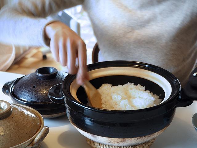 画像: 内ぶた付きの伊賀焼の土鍋で炊いたごはんは、ふっくらツヤツヤ