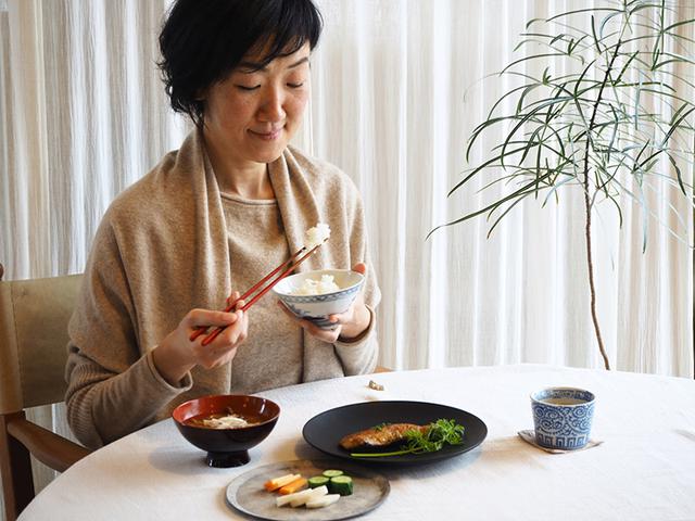 画像: 美しい器も、料理を引き立てて食欲をそそります。ぬか漬けを盛ったのは、吉田次朗さんの器