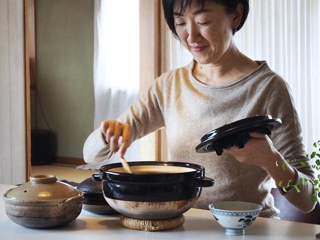 画像: 大・中・小の土鍋はわたなべさんのキッチンの必需品。ごはんはいちばん大きな土鍋でたくさん炊いて、食べきれないぶんは冷凍しておきます
