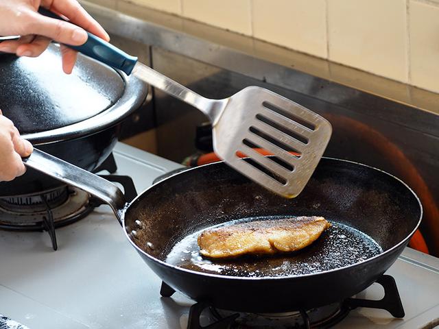 画像: 鉄のフライパンだと、高温でカリッと焼き上がるのもポイントです