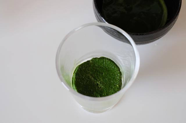 画像: 抹茶に浸した生地を器に入れた状態