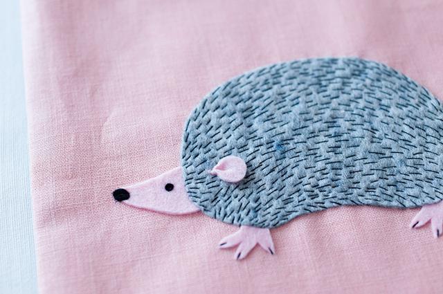 画像: 「ハリネズミ」。『FELT WORK』で紹介したものをバッグ仕立てに。尖った爪、トゲトゲ針と、かわいさのなかに動物の特性を表現している