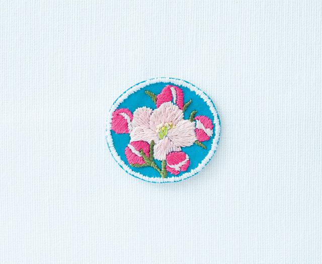 画像: 新作ワッペン。りんごの花。東京から長野・飯綱町に引っ越し、町のシンボル=りんごは、ういさんにとって欠かせないモチーフとなった