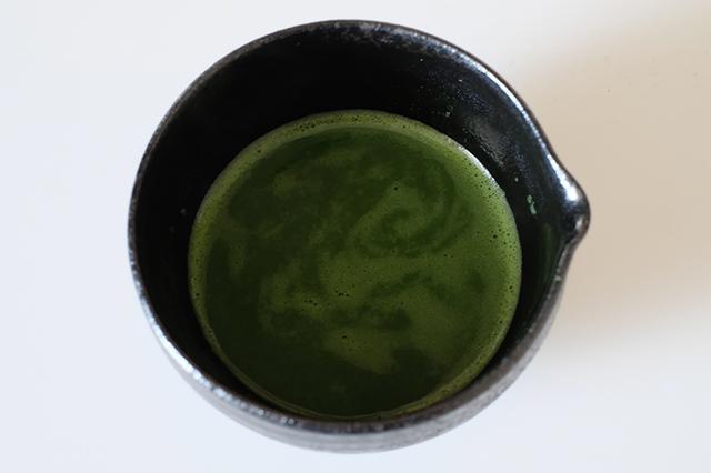 画像: 抹茶と熱湯を混ぜた状態