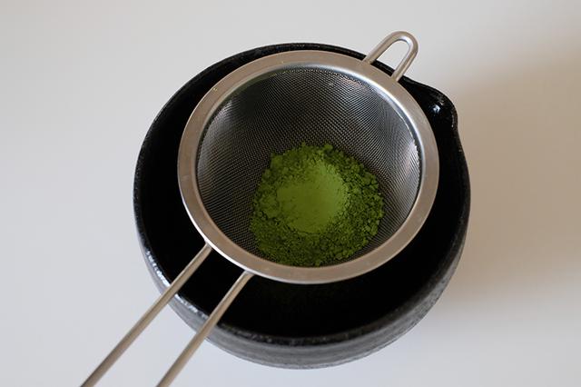 画像: 抹茶を漉す