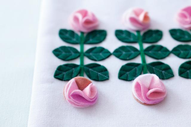 画像: 著書『FELT WORK』の表紙に登場したフェルトの花モチーフ。野暮ったくなりがちな素材を、洗練された作品に仕上げることに挑戦