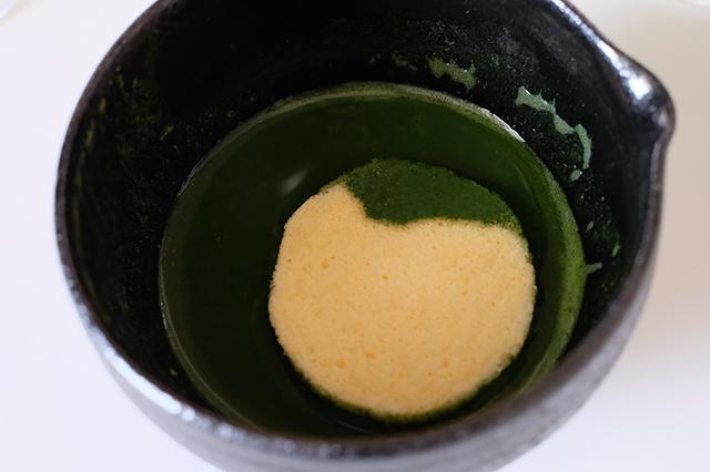 画像: 生地を抹茶に軽く浸す