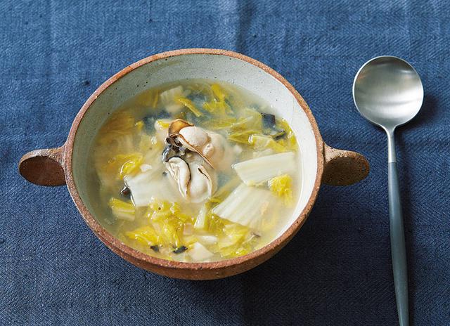 画像: 白菜漬けのスープは滋養たっぷり。かきや干しえびなどと、鶏ガラスープで煮込んで完成。白菜漬けの塩けや具材のうま味が効いて、味つけいらず