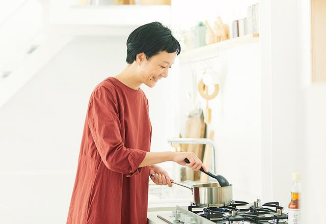 画像: 自家製の発酵白菜漬けを使った特製スープを調理中のはなさん。発酵食品は大好きだそう