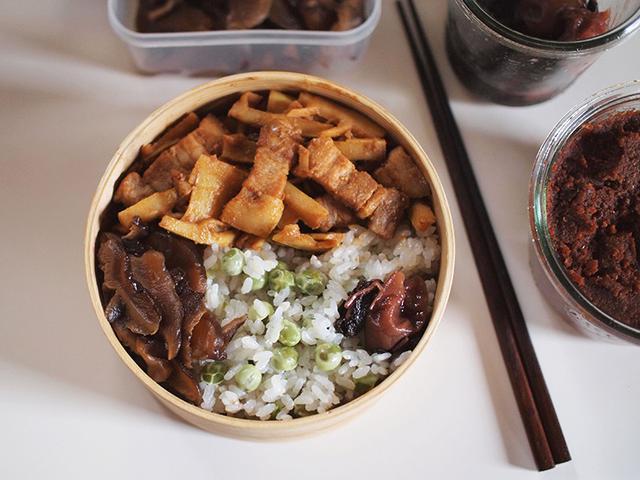 画像: 自家製豆板醤で炒めた豚肉とたけのこは、わが家の定番おかず。お弁当にも