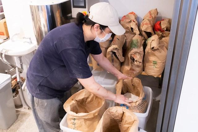 画像: 厨房には小麦粉の入った袋がたくさん!「何種類あるか、自分でも把握してなくて」と原さん