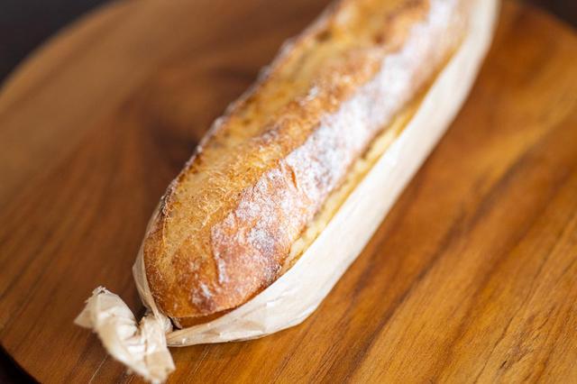 画像: 店一番の人気者が「ミルクスティック」。北海道産のバターと練乳を使ったクリームは、しっかり甘いけど上品な甘さ。歯切れのいい生地と一体感を奏でます