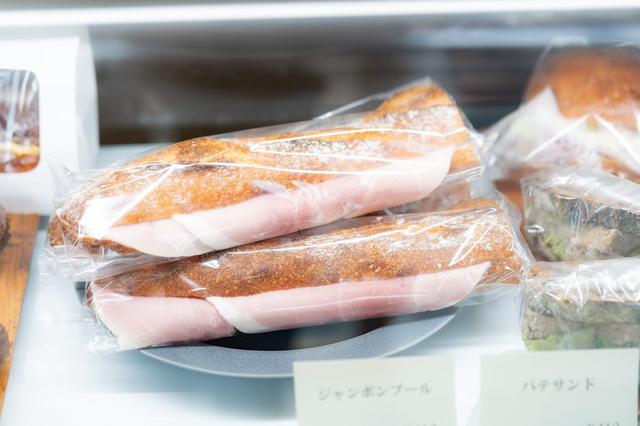 画像: フランスの総菜屋さんならどこにでもあるというサンドイッチ「ジャンボン・ブール」は、ジャンボンハムと冷たいままのバターをたっぷりサンド。群馬県のハム屋さんがつくるおいしいジャンボンハムを取り寄せしています