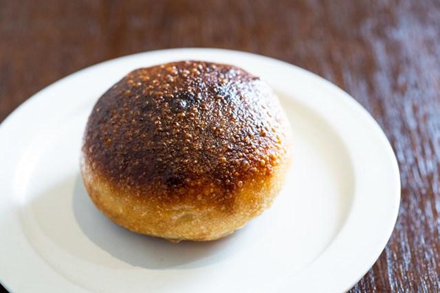 画像: バゲット生地でバターを包み込んだ「塩バターフランス」もファンの多い品。小麦の深い味わいとバターの塩気がガツンときます。皮はカリカリ、中はもちもちの対比も楽しい
