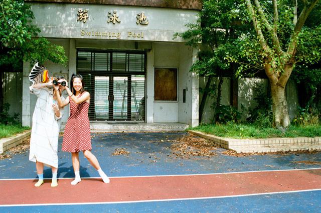 画像: このプール(「游泳池」は中国語でプールのこと)も、いまはもう取り壊されてしまいました。