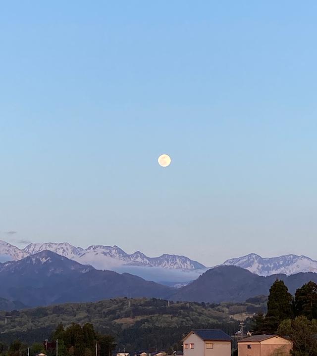 画像: 立山連峰に浮かぶ満月間近の月