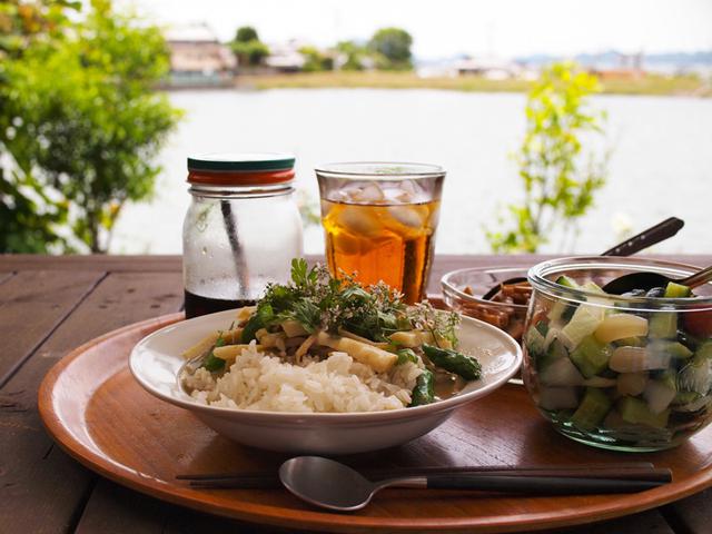 画像: 瀬戸内海を眺めながら、庭で食べるグリーンカレーは格別です。離島が臨め、野鳥も訪れ、にぎやかな景色が楽しめます。