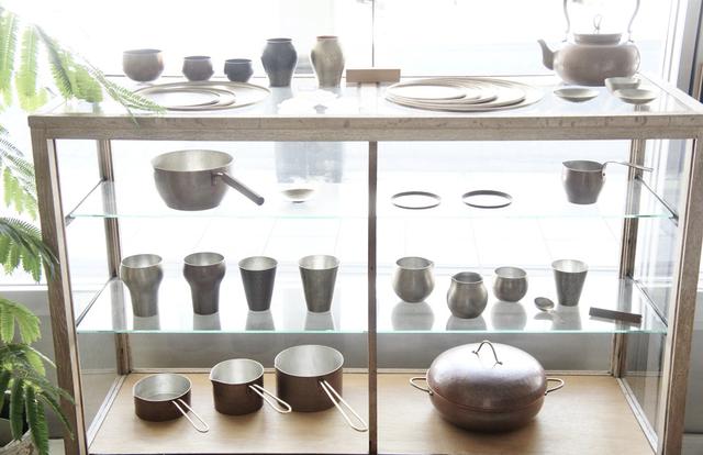 画像: 大橋保隆さんが手がけた、鎚起(ついき)銅器の食器や調理器具も並びます