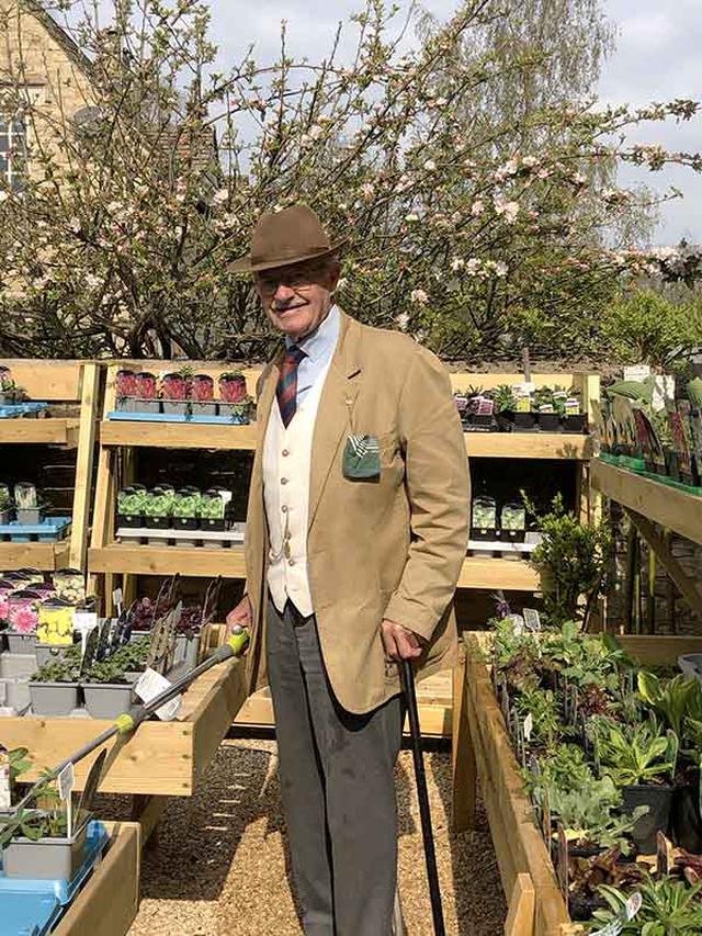 画像: すでに二回目のワクチン接種を終えたデイビスさん。自宅の庭のガーデンショップで元気に水まきをしながら、笑顔でお店に迎えてくれました