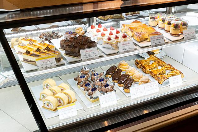 画像: 「ザ・カフェ」のショーケースに並ぶ、つくり立ての生菓子