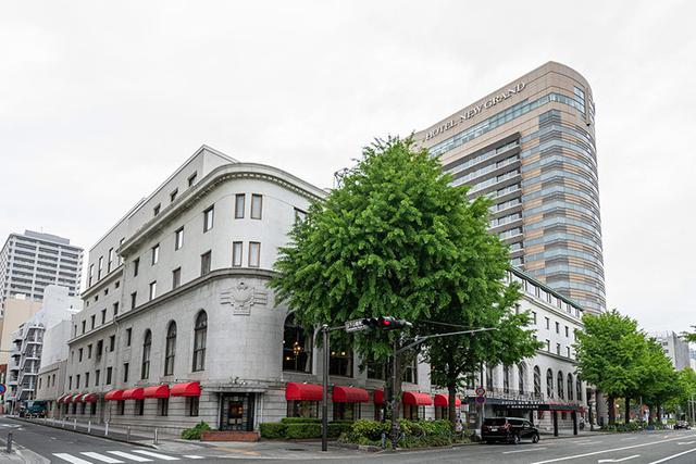 画像: 西洋風の本館(左)と、タワー館(右)からなる「ホテルニューグランド」外観