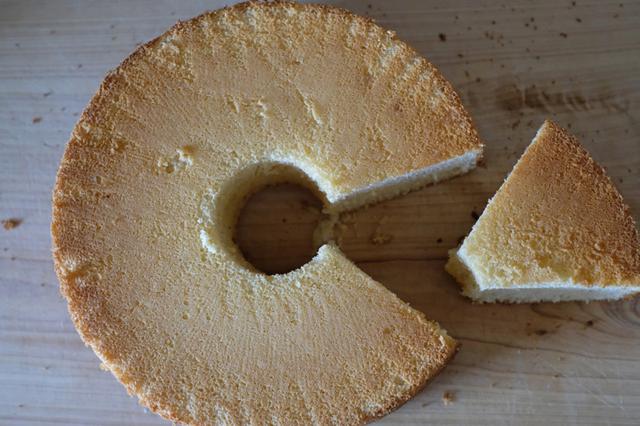 画像: ケーキを切り分ける