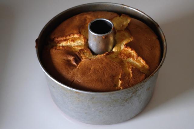 画像: 薄力粉を使ったシフォンケーキの焼き上がり