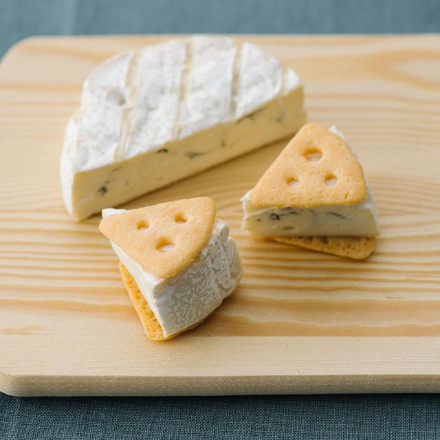 画像: ブルーチーズを贅沢に挟んで食べても。