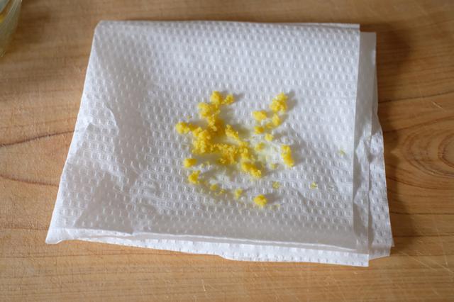 画像: 飾り用にレモンの皮を取り分け、水分を抜いておく