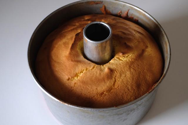 画像: 米粉のシフォンケーキの焼き上がり