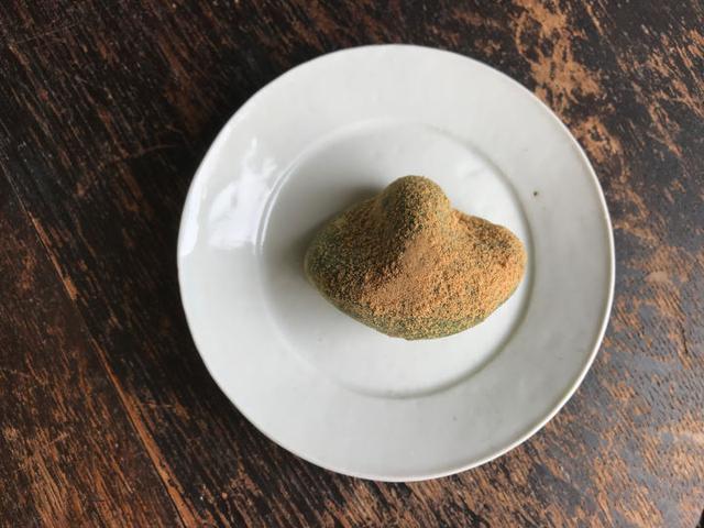 画像: よもやま話しながら食べてほしい、春の「よもやま」。よもぎ餅を山のかたちに、洒落っ気も楽しい