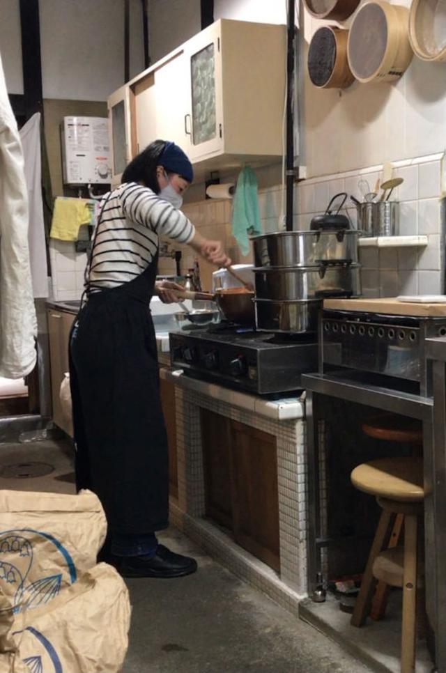 画像: 町家の走り庭にある台所で、あんこ炊きももちろん自分で
