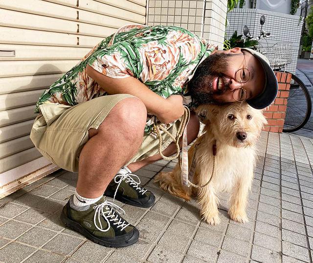 画像: 近づきたい飼い主と嫌がるアビー