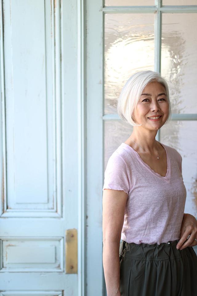 画像: グレイヘアにしたら、優しいピンクが似合うように